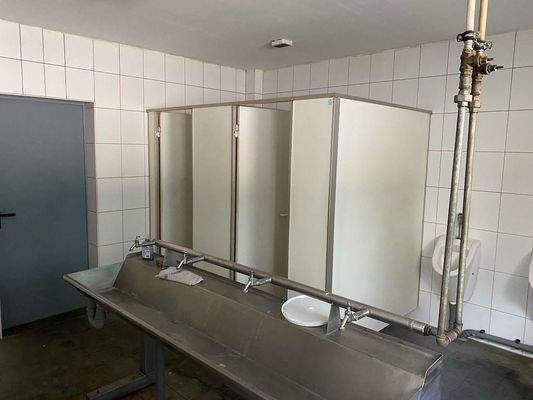 Toiletten- und Waschbereich