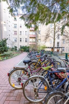 Hof mit Fahrradstellplätzen