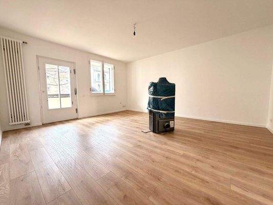 Raum 2 mit Zugang zum Balkon