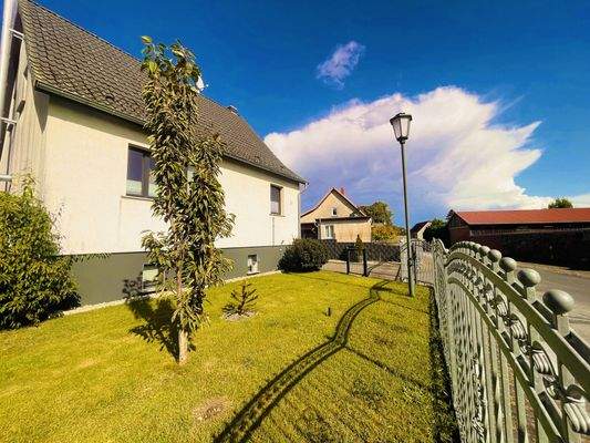 Frontansicht inkl. Gartenbereich