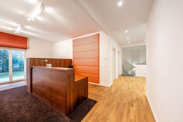 Einladender Empfangsbereich  – der ideale erste Eindruck für Besucher und Mitarbeiter