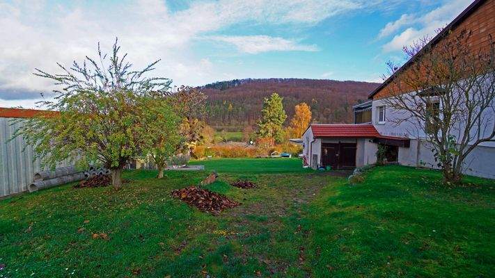 Das Grundstück ist von der Staße aus mit Pkw und Transporter gut befahrbar