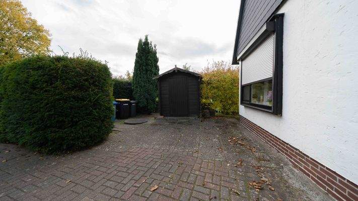 Stellplatz und Hofbereich vor dem Haus