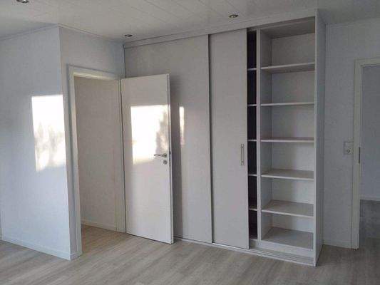 Schlafzimmer im Obergeschoss mit Einbauschrank