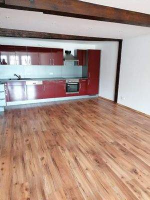 Wohnung 002 1. OG r - Wohnzimmer mit offener Küche