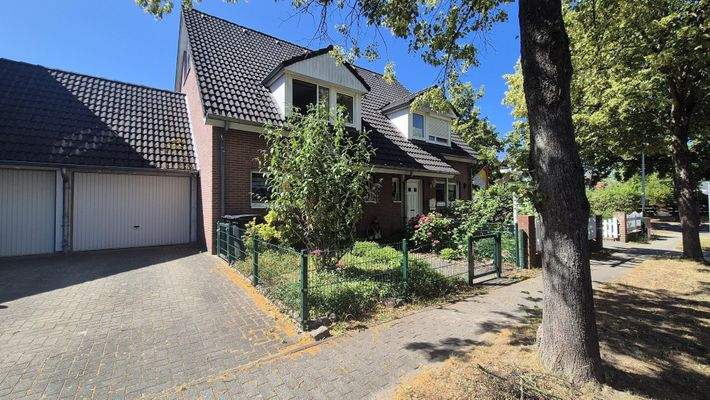 Straßenansicht mit Garage