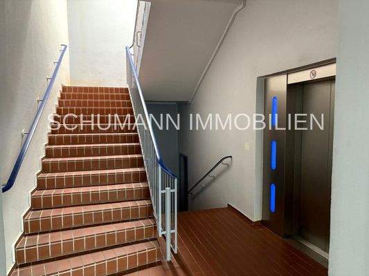 Treppenhaus mit Fahrstuhl