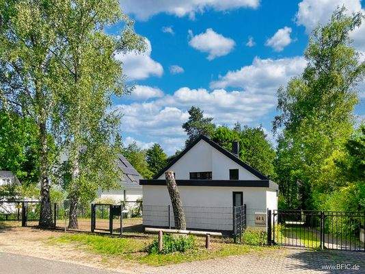 Straßenansicht, Garage und Haus