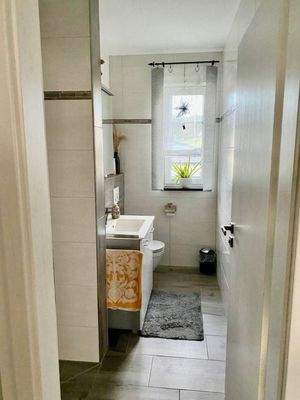 Gäste-WC mit bodentiefer Dusche