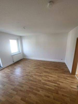 Leeres Zimmer mit Holzfußboden