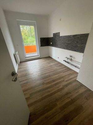 Leere Küche mit Holzboden