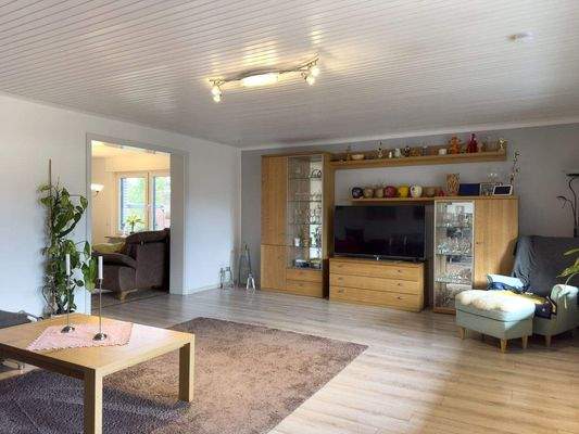 Wohnzimmer mit Durchgang in das Kaminzimmer