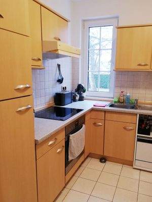 funktionale Küche mit Fliesenboden