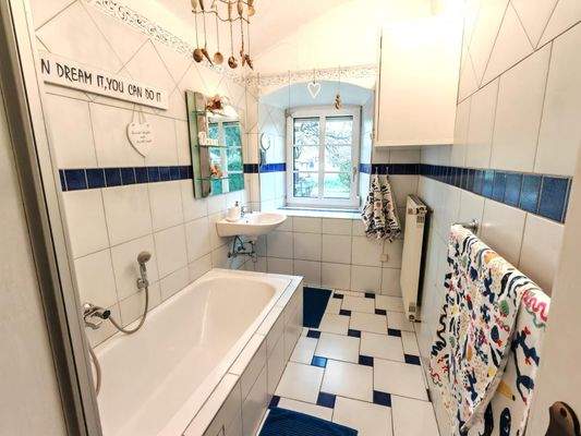 Bad mit Wanne und Dusche (EG)