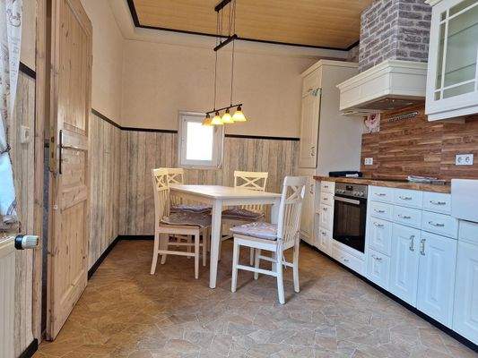 Küche mit Sitzmöglichkeiten