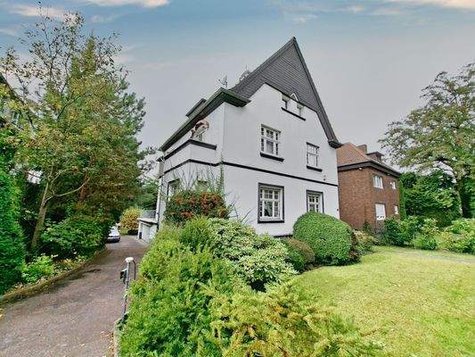 Vorderseite Haus mit Einfahrt