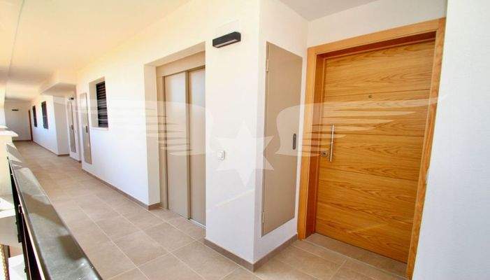 Aufzug und Eingangstür Beispiel