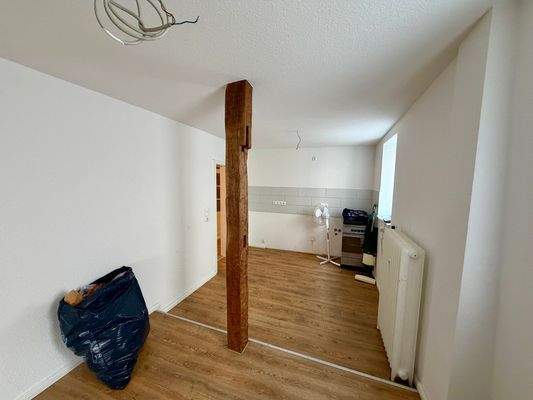 Geräumige Küche mit Holzbalken