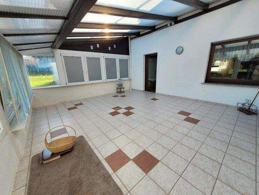 Wintergarten mit elektrischer Markise