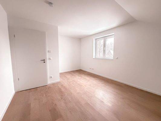 Großzügiges Schlafzimmer für erholsame Nächte