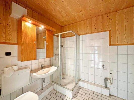 Duschbad mit Waschmaschinenanschluss