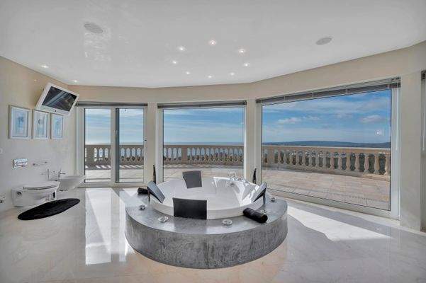 Jacuzzi in master bedroom in villa in Costa d'en Blanes 3