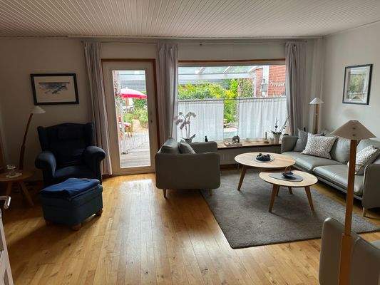 Wohnzimmer mit Zugang zur Terrasse und Garten.JPG