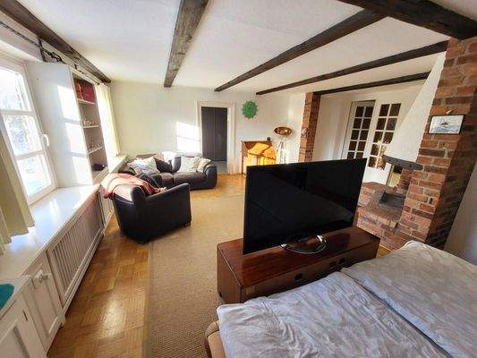 DG: Schlafzimmer mit Kamin