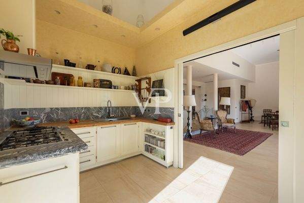 Cucina al primo piano con vista su sala