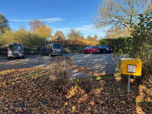 mit eigenem Stellplatz und kurzem Weg zur Post