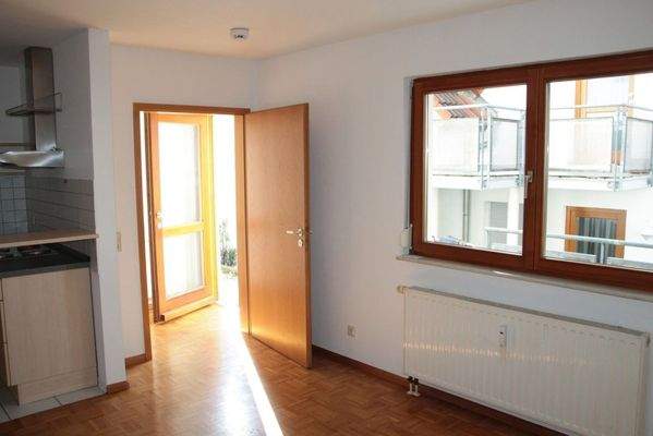 Wohnzimmer mit Blick zum Eingangsbereich