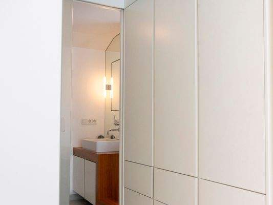 Schlafzimmer mit Masterbad