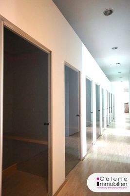 Gang mit Einzelarbeitskabinen