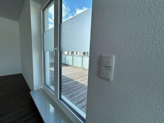 Außenrollos in der gesamten Wohnung vorhanden