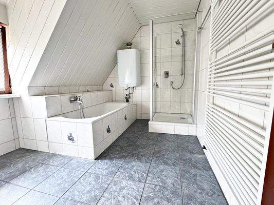 Badezimmer mit Badewanne