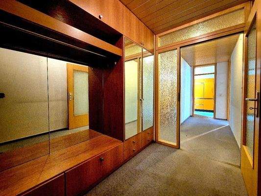 Eingang mit Einbauschrank