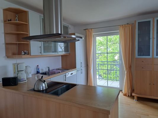 Kochbereich und Zugang Balkon