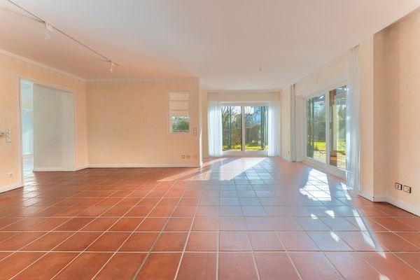 Wohnzimmer mit Ausgang zur Terrasse