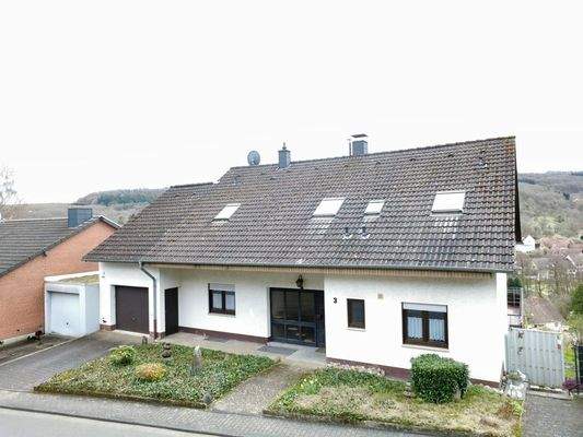 5267 - Ansicht von der Straße mit Stellplatz