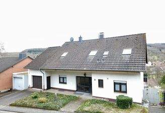 5267 - Ansicht von der Straße mit Stellplatz