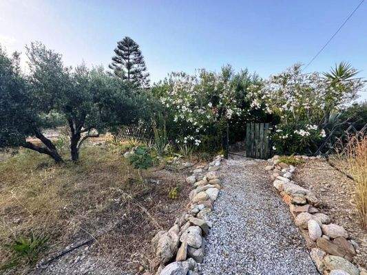 Südostkreta, Pilalimata: Steinhaus mit schönem Garten in Strandnähe zu verkaufen