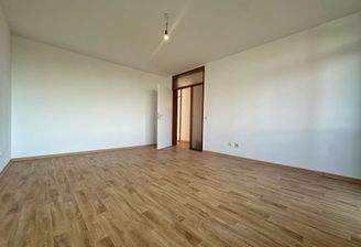 Großzügiges helles Wohnzimmer