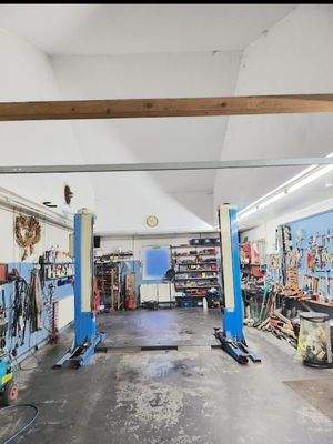 Werkstatt mit Hebebühne
