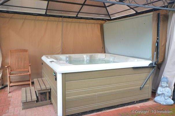 Whirlpool im Pavillon