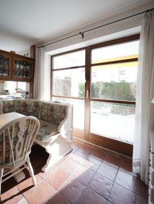 Bild 6_Ausblick vom Essbereich zur Terrasse und in den Garten.JPG