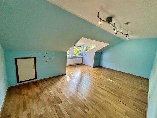 Großes Zimmer im Dachgeschoss
