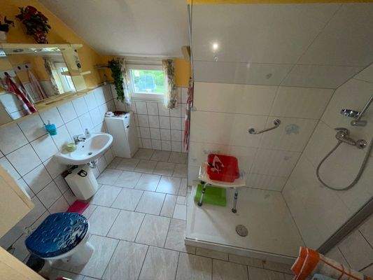 Bad mit Dusche im DG 