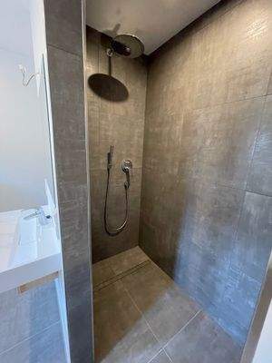 Edle Regendusche mit geräumiger Duschnische 