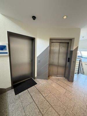 Eingangstür und Aufzug