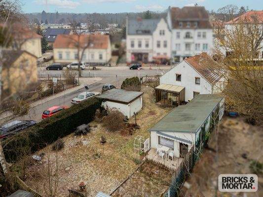 Großzügiges Grundstück mit Garage